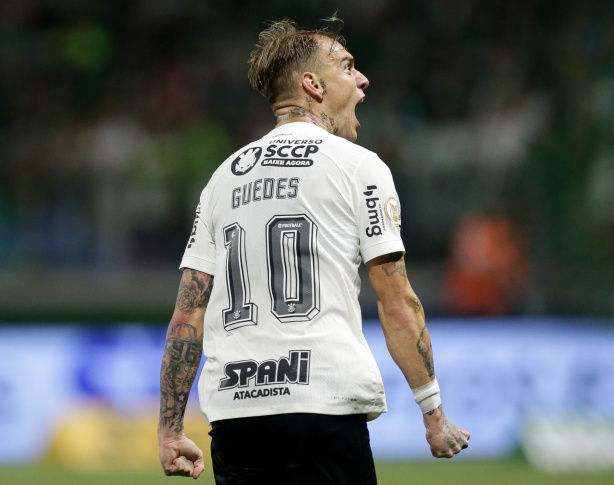 Rger Guedes comemorando o gol marcado pelo Corinthians no Drbi vlido pelo Brasileiro