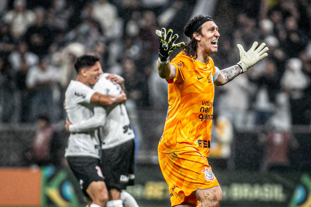 O melhor goleiro do Corinthians 2023, ao seu lado está Cássio nessa fo