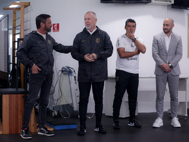 Duilio Monteiro Alves, Mano Menezes, Sidnei Lobo e Alessandro Nunes no treino do Corinthians