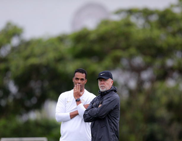 Lzaro e Mano Menezes no treino do Corinthians desta quinta-feira antes do Majestoso