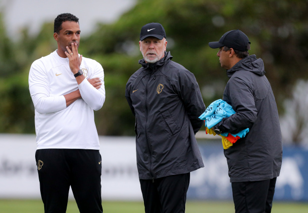 Lzaro, Mano Menezes e Sidnei Lobo no treino do Corinthians desta quinta-feira antes do Majestoso
