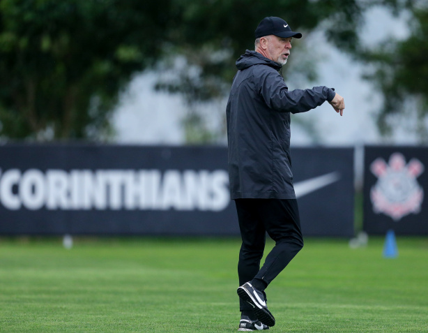 Corinthians recebe indicações de jogadores para compor elenco, mas dá  prioridade para uso da base