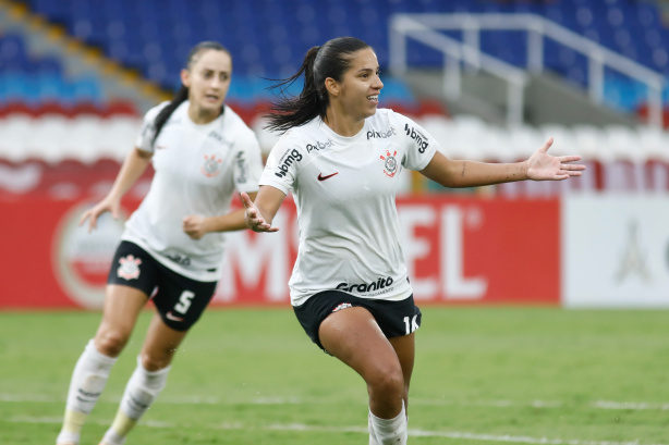 Atletas do basquete festejam títulos do futebol e prêmio