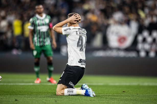 Corinthians chega na Arena do Grêmio com dois desfalques e um time de  pendurados; confira os nomes