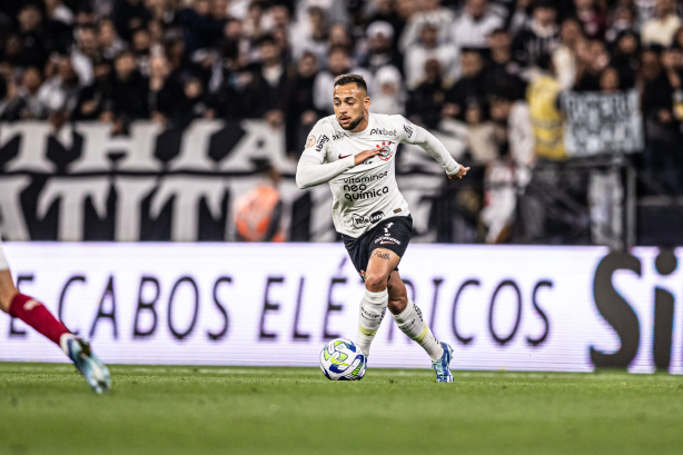 O empres�rio de Maycon confirmou o desejo do volante permanecer no Corinthians