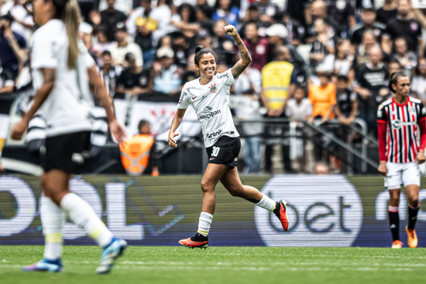 Jaqueline celebra goleada na estreia da Copa Paulista Feminina