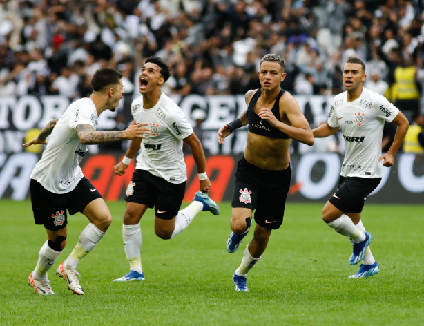 Lo Mana (primeiro  esquerda), Higor (segundo  esquerda) e Kayke (sem camisa) foram trs dos quatro convocados para compor o treino profissional do Corinthians nesta sexta-feira