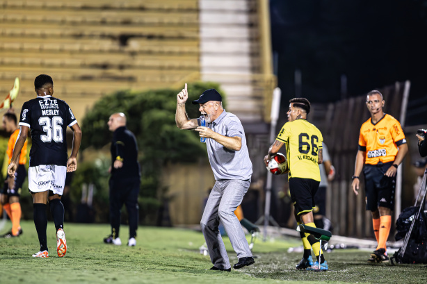Mano Menezes deu bronca nos jogadores do Corinthians durante o jogo todo