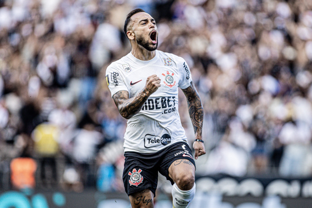 Maycon comemora tento com a torcida do Corinthians