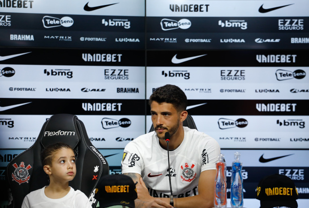 Filho de Gustavo Henrique assina primeiro contrato na base do Corinthians