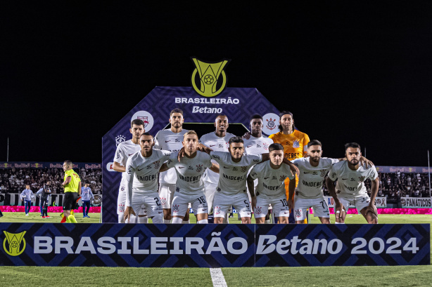 Jogadores do Corinthians antes do jogo contra o RB Bragantino pelo Brasileiro