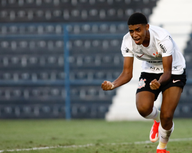 Jovem da base do Corinthians fala sobre experiência de treinar com os profissionais: 'Magnífica'
