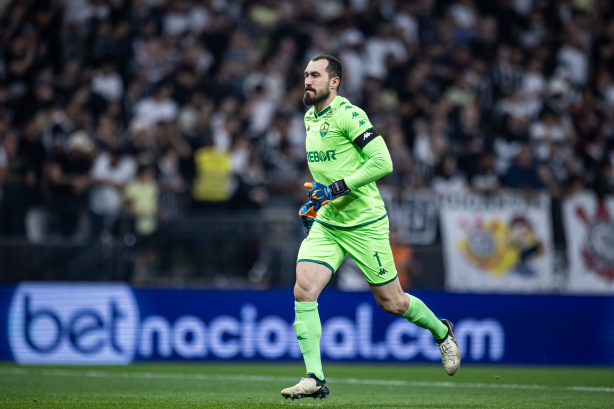 Walter comenta novo reencontro com o Corinthians e enaltece momento de Hugo Souza