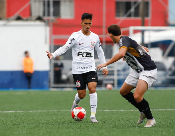 Pellegrin foi o destaque da partida ao marcar um gol e dar uma assist�ncia