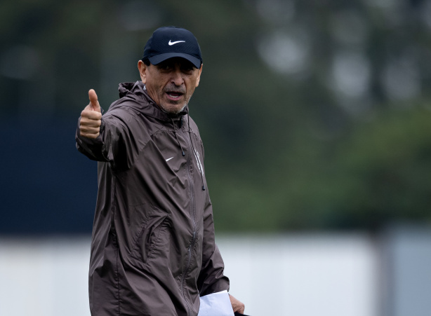 Ram�n Diaz vai ser apresentado oficialmente no Corinthians