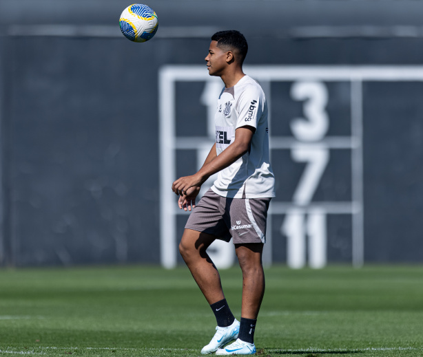 Wesley ao lado da bola em treino
