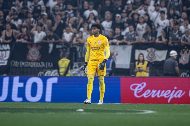 Hugo Souza decide futuro no Flamengo; Corinthians é informado.