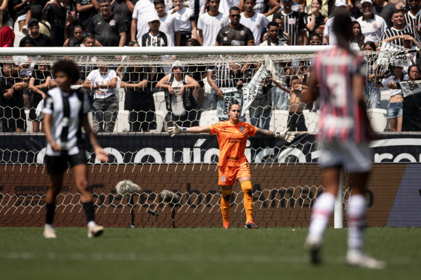 Kemelli orienta jogadoras durante a partida contra o So Paulo