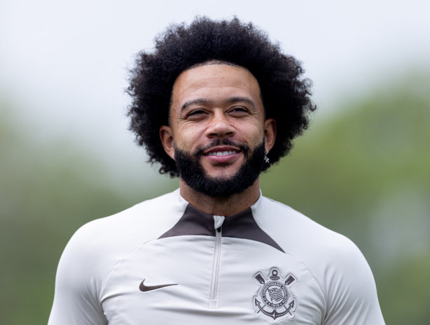 Memphis Depay apareceu com visual novo no CT Joaquim Grava