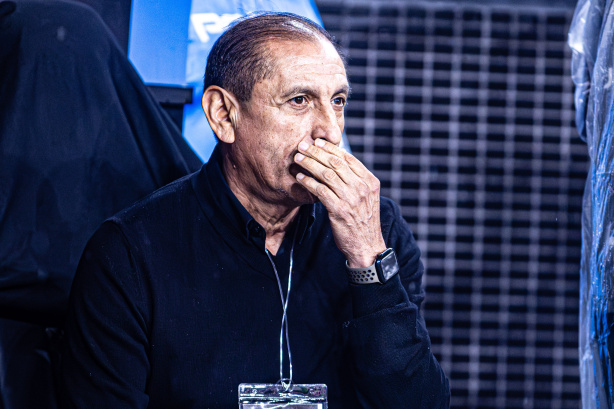 BONS NOMES! Ramón Díaz recebe informações sobre reforços antes de confronto entre Cuiabá e Corinthians.