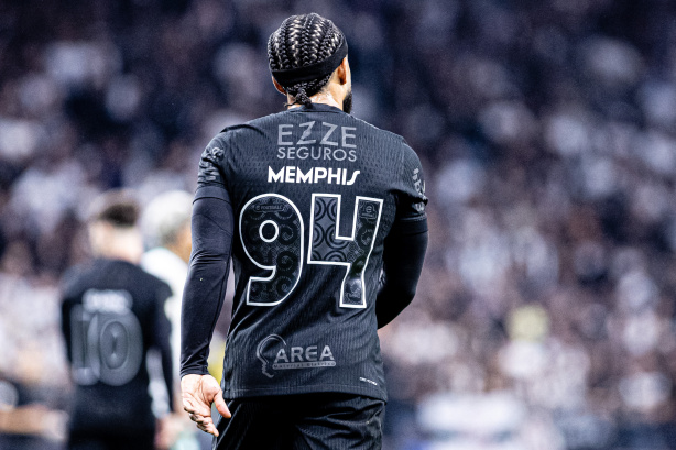 TREINANDO BEM! Depay impressiona torcida durante treino após drible desconcertante