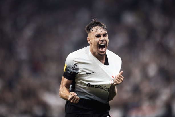 ENCANTOU A TORCIDA! Joia da defesa do Corinthians brilha, é pedido como titular e deve renovar em breve
