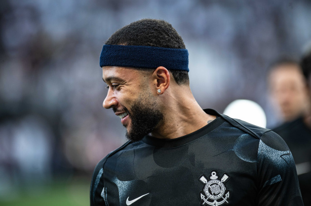 ELE FICA! Depay decide permanecer focado no Corinthians mesmo após desentendimento