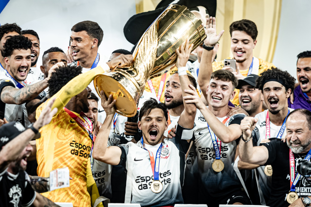 Elenco do Corinthians com a ta�a do Campeonato Paulista