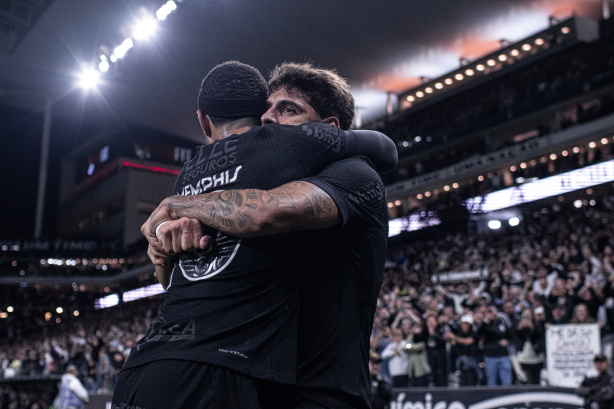 GRITO DE OLÉ! Grande vitória: Memphis quebra jejum de um mês e comanda passeio do Corinthians sobre Vasco