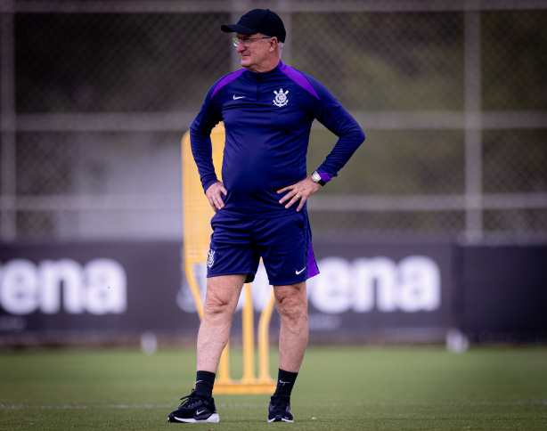 Dorival Júnior observando o último treino do Corinthians antes do confronto contra o Racing