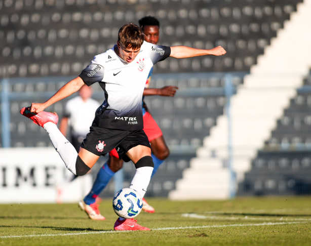 Atacante do Sub-20 do Corinthians marca cirurgia e vira desfalque em reta final de contrato