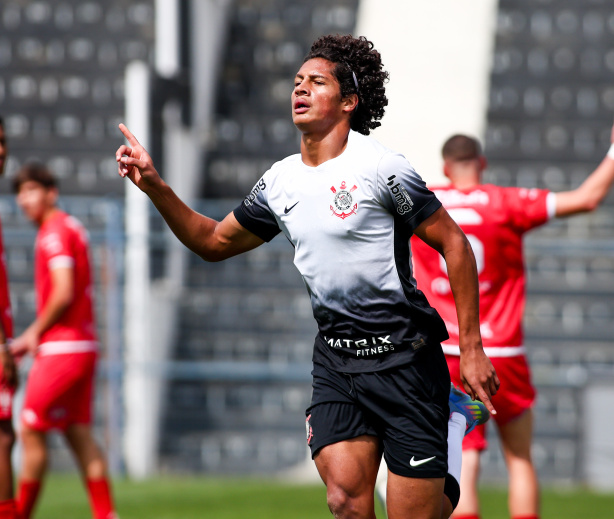 Atacante do Corinthians sofre lesão no tornozelo e deve desfalcar início da temporada do Sub-17