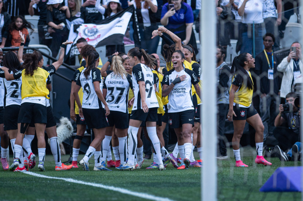 Patrocinadora master do Corinthians promove jantar para as Brabas no gramado da Neo QuĂ­mica Arena