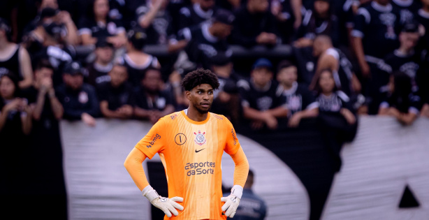 Hugo Souza durante partida contra o Gr�mio
