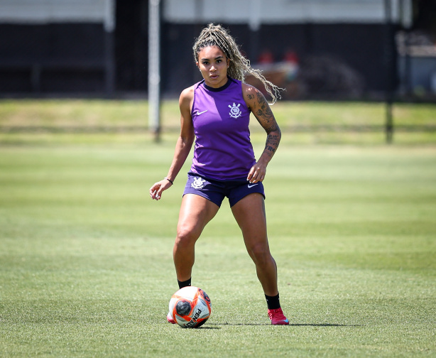Emily Lima comenta sobre evolução física de zagueiras lesionadas no Corinthians