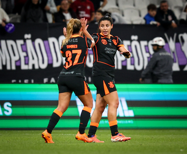 Corinthians tem grande primeiro tempo, derrota o Mixto e retoma liderança do Brasileirão Feminino