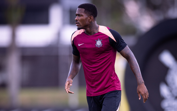 Cacá atualmente defende o Vitória
