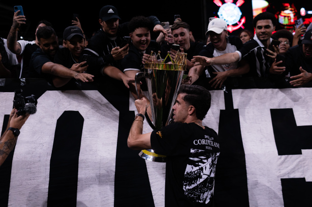 Corinthians celebra Dia do Torcedor com homenagem à Fiel e invasões históricas