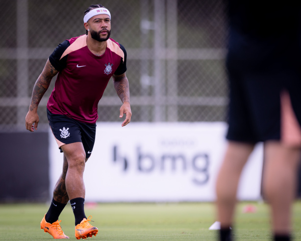 Memphis Depay inicia transição e se aproxima de retorno no Corinthians