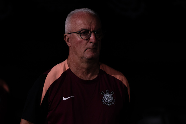 Corinthians perde para Internacional e se aproxima da zona de rebaixamento no Brasileirão