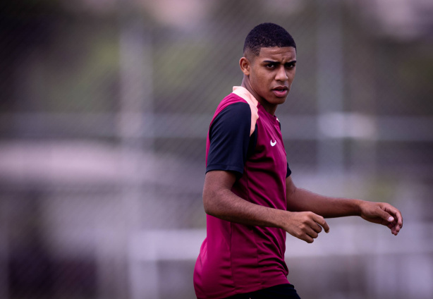 Corinthians confirma retorno parcial de jovem atacante; Memphis segue sob supervisão