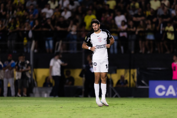 Centroavante volta a ser titular pelo Corinthians com assistência na Copa do brasil