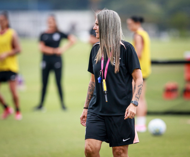 Treinadora do Corinthians elogia comissĂŁo da base e influĂŞncia de jogadoras experientes