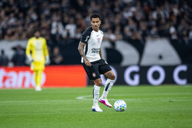 Ex-jogador defende volante do Corinthians após expulsão contra o Fluminense