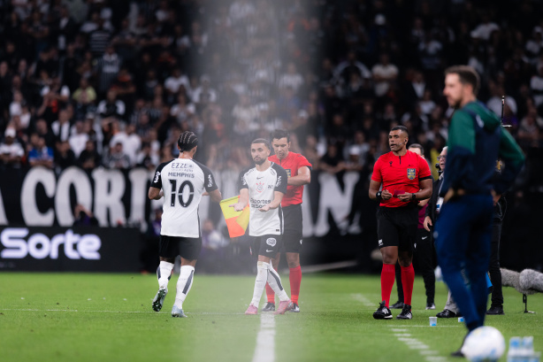 Meia do Corinthians exalta qualidade de Memphis Depay e defende renovação de seu contrato pelo clube