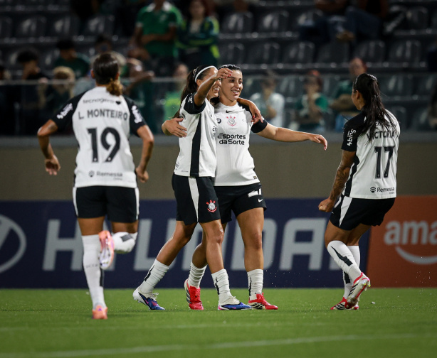 Corinthians domina o Botafogo e chega ao quarto lugar do Brasileirão Feminino