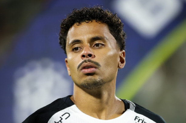 Corinthians avalia punição para Allan por expulsão após gesto obsceno