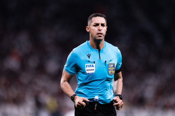 CBF divulga áudio do VAR em lance de expulsão de jogador do Flamengo contra o Corinthians