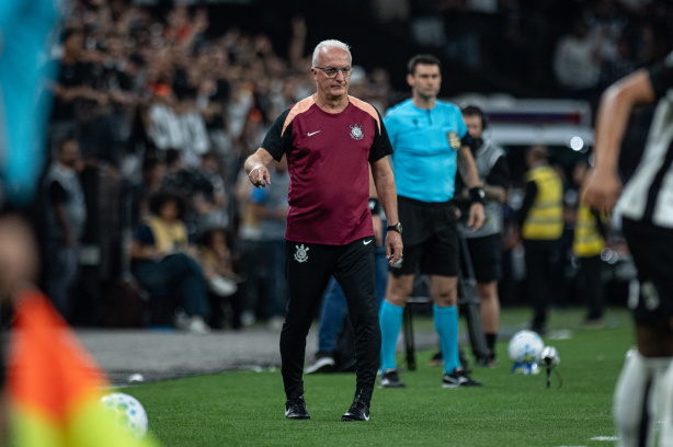 Técnico do Corinthians explica planejamento para a Data Fifa e atualiza quadro físico de atacante