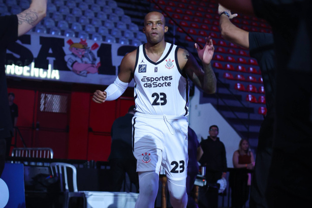 Pivô do Corinthians celebra marca individual e classificação às quartas de final do NBB